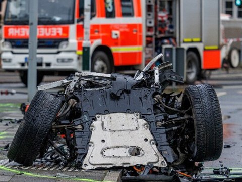 Schwerer Unfall in Düsseldorf: Zwei Tote und viele Verletzte