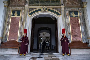 Topkapı Sarayı’nda yeniden: Jandarmalar “silahtar” kıyafetiyle nöbet tutuyor!