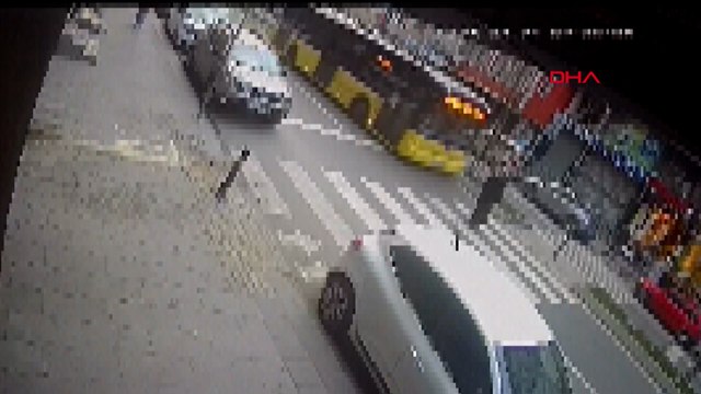 İETT otobüsünün çarptığı kadın hayatını kaybetti, kaza anı güvenlik kamerasında