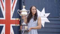 Open d’Australie - Keys exhibe son trophée sur la plage de Melbourne