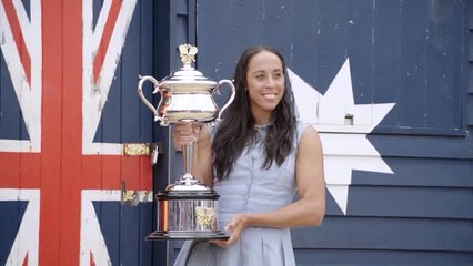 Open d’Australie - Keys exhibe son trophée sur la plage de Melbourne