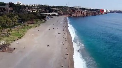 İki mevsim bir arada: Yüksek kesimler beyaza büründü, sahilde denize girdiler