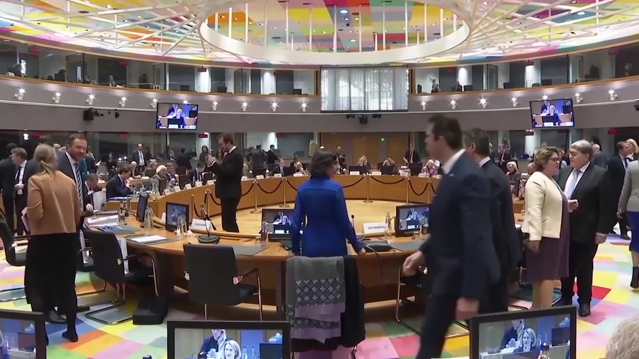 EU, 러시아 제재 연장 합의...헝가리 반대 입장 철회 / YTN