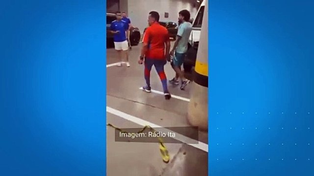 Gabigol ignora torcedores do Cruzeiro na saída do Mineirão