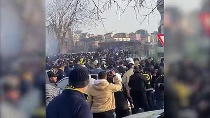 Kadıköy'de gerilim tırmandı! Fenerbahçe ve Göztepe taraftarları birbirine girdi