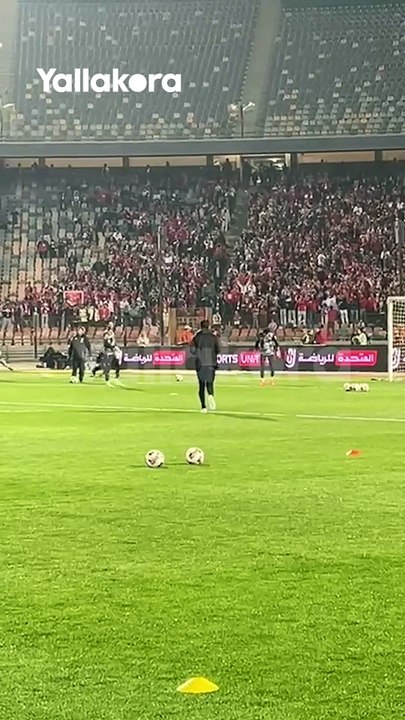 شريف إكرامي يصافح الشناوي وشوبير قبل مباراة الأهلي وبيراميدز