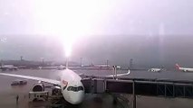 Un avion touché par la foudre en plein aéroport