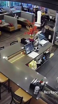 Un homme vient voler un robot serveur au restaurant