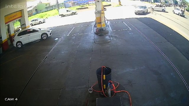 Vídeo mostra colisão entre carro e Gol invadindo posto de combustíveis