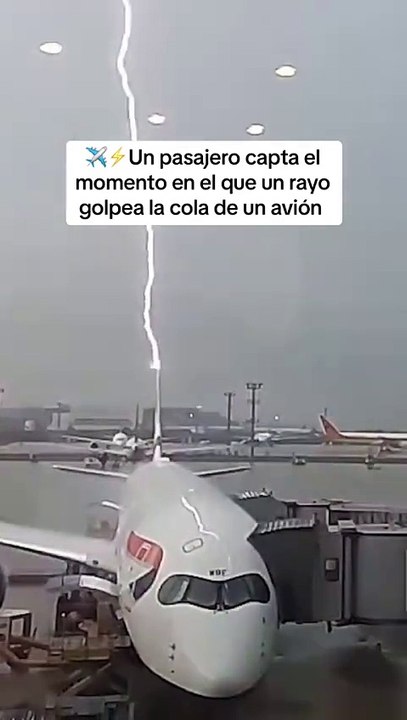 Pasajero capta rayo