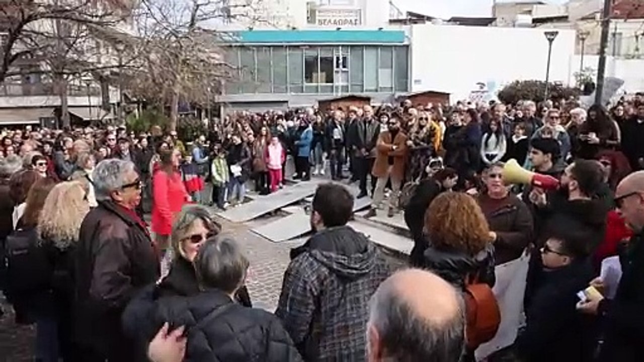 "Δεν έχω οξυγόνο": Πλήθος κόσμου διαδήλωσε για τα Τέμπη στη Λιβαδειά