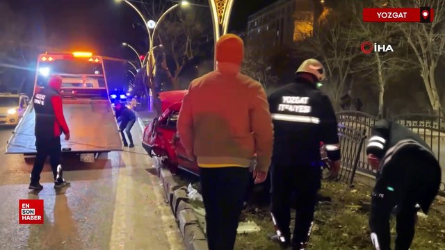 Yozgat’ta kontrolden çıkan otomobil üst geçidin ayağına çarptı