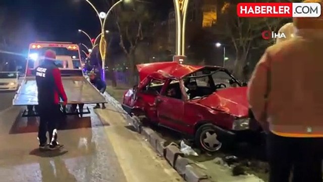 Yozgat'ta kontrolden çıkan otomobil üst geçidin ayağına çarptı: 4 yaralı