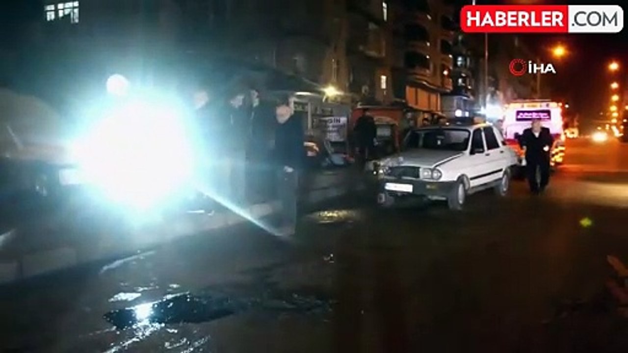 Otomobil Park Halindeki Tarım Aracına Çarptı: 2 Yaralı
