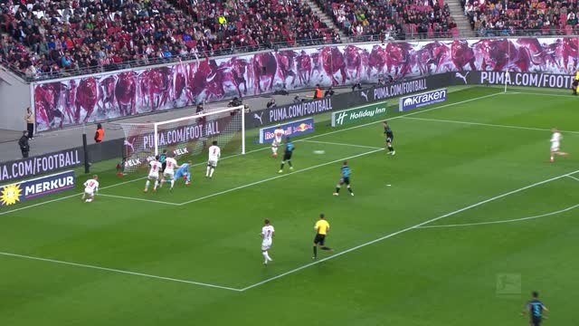 Late own-goal sees Leverkusen lose ground in the title race