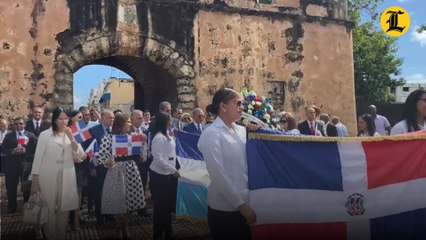 Wilson Gómez, del Instituto Duartiano, lleva ofrenda floral ante ausencia de militares por otras tareas