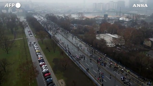 Serbia, nuove proteste degli studenti: invasa una delle arterie principali di Belgrado