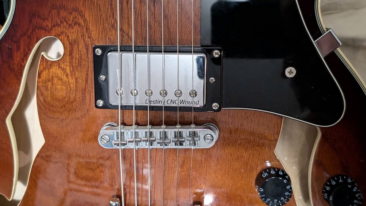 La Guitare planante (effets de pédales simultanées) GUITAR USING EFFECTS SIMULTANEOUSLY FROM TWO PEDALS