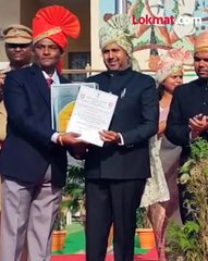 ११ फूट खोल पाण्यात सायकल चालवत ध्वजारोहण; १ मिनिट ५१ सेकंद रोखला श्वास!