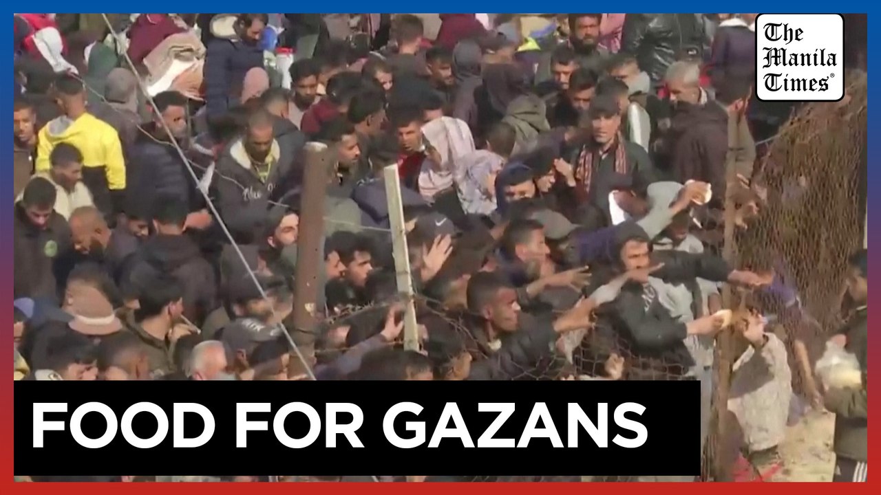 Displaced Gazans scramble for aid as they wait to return home