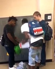 Hacían bullying a un compañero de clase y el gesto que hacen unos estudiantes te hará volver a creer en la humanidad