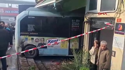 İstanbul'da minibüs dükkana girdi, yaralılar var