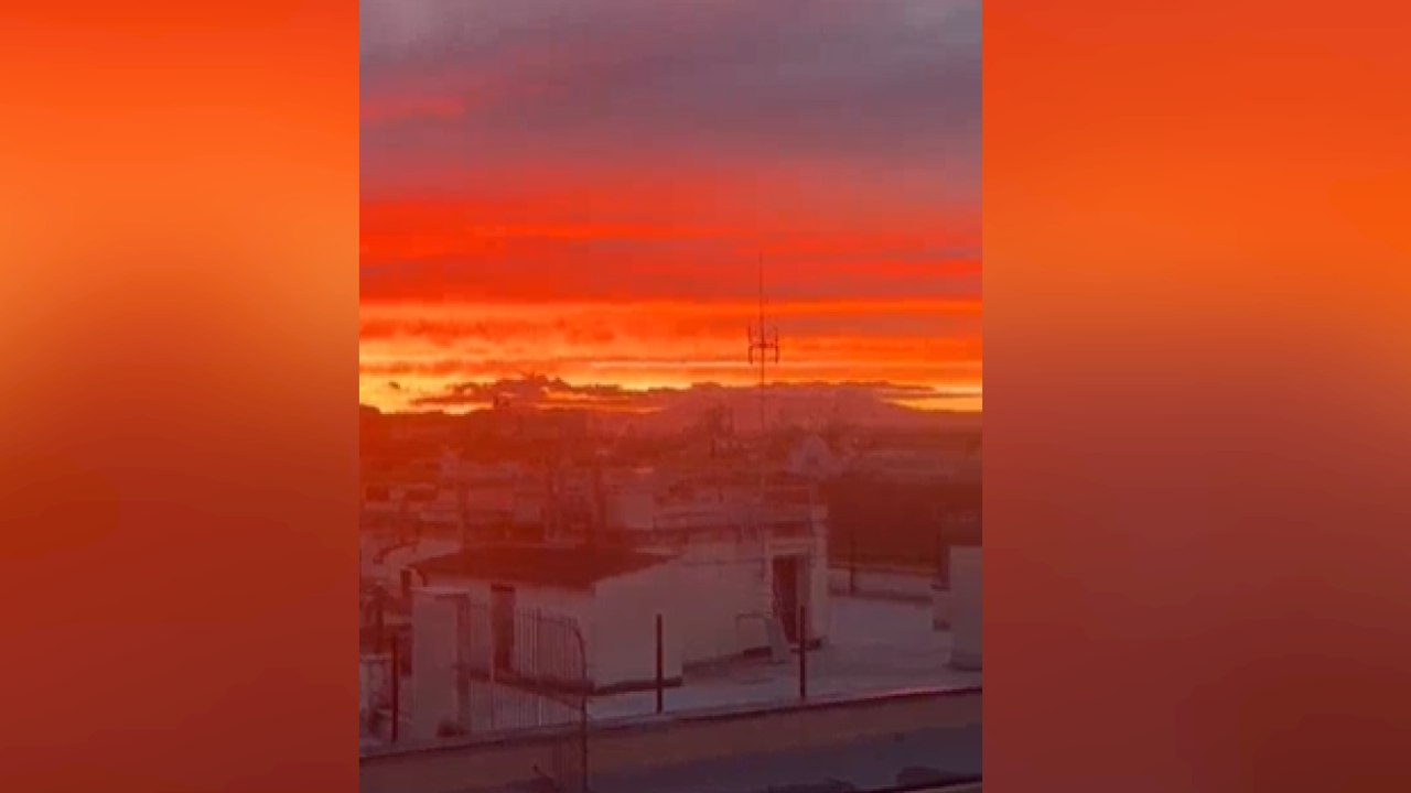 Il video di Sabrina Ferilli, alba infuocata dal tetto di casa a Roma: «Buongiorno»