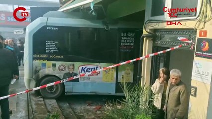 Son Dakika... İstanbul'da minibüs dükkana girdi, yaralılar var!