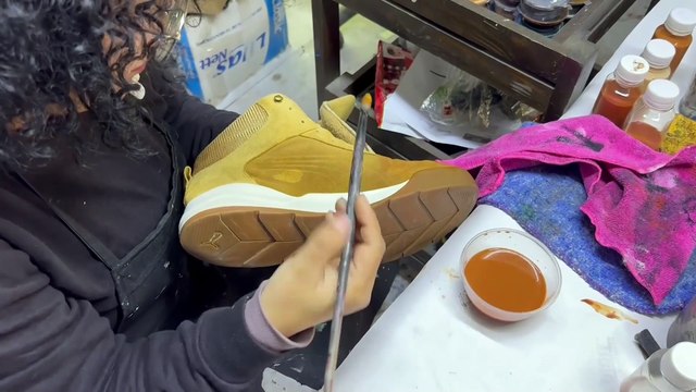 Tunisian artists transform old shoes into unique design pieces