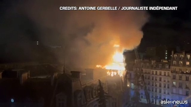Grave incendio nella notte a Parigi, fiamme ora sotto controllo