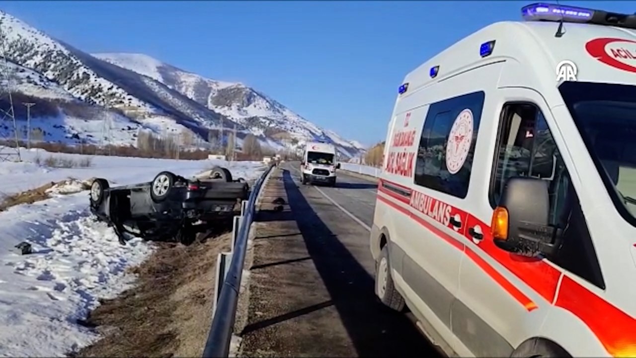 Bayburt'ta devrilen otomobildeki 3 kişi yaralandı