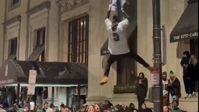 Eagles fan falls from flag pole during celebrations in Philadelphia