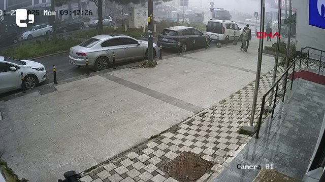 Kartal'da minibüs berber dükkanına girdi 3 yaralı