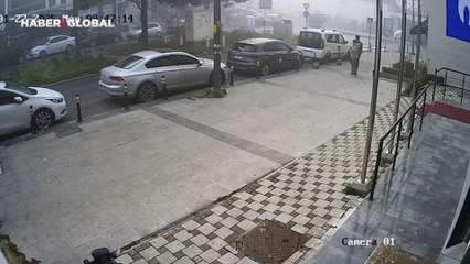 Kartal'da minibüsün dükkana daldığı anlar kamerada