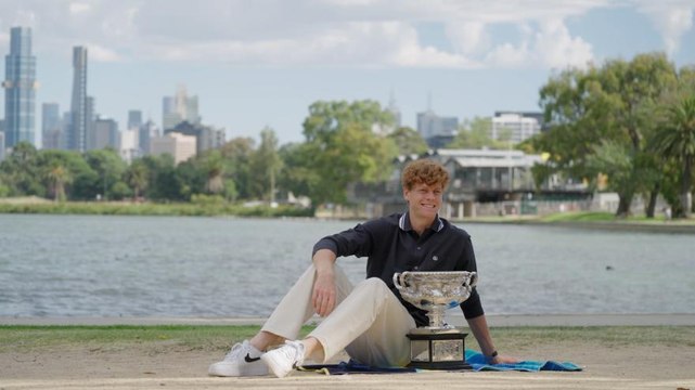 Sinner con il trofeo dell'Australian Open: il backstage del servizio fotografico