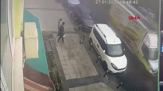 İstanbul- Kartal'da minibüs berber dükkanına girdi: 3 yaralı / Farklı açılarla güvenlik kamerası görüntüsü