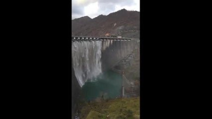 Forlì, tracima la diga di Ridracoli: il video della «cascata» d'acqua