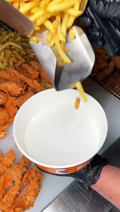 Follow for more ASMR videos🌮🍟 Credits: @chickenbalalm #mukbang #asmr #fastfood #asmreating