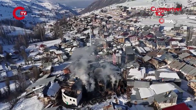 Faciayı köpekler önledi... Erzurum'da korkutan yangın: 15 ahır, samanlık ve ev kül oldu!