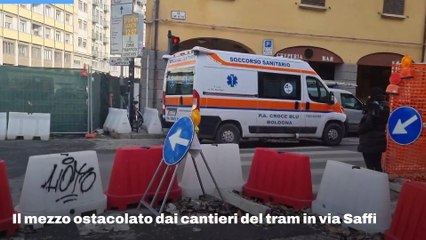 Bologna, ambulanza bloccata nel traffico