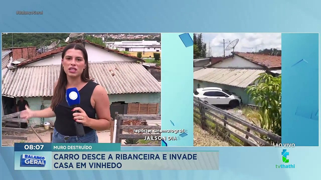 Carro desce ribanceira e invade casa em Vinhedo