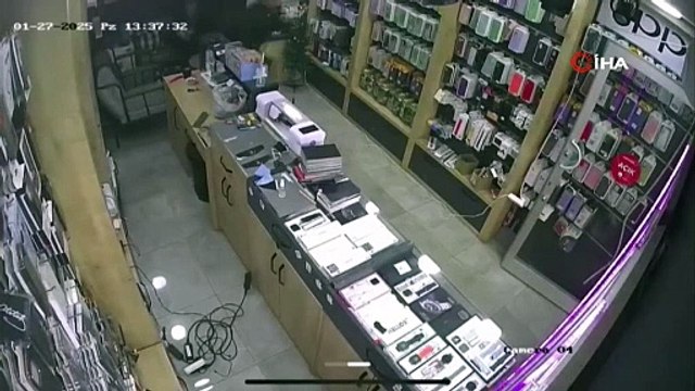 Deprem anı böyle kaydedildi: Panik halinde kaçıştılar!