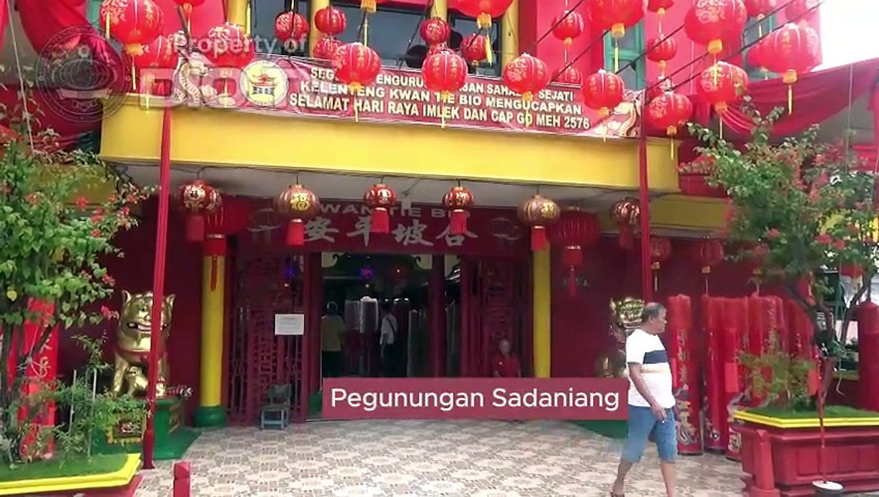 Nek Miakng, tokoh legenda suci Dayak Kanayatn mengilhami permainan tatung setiap Cap Go Me rangkaian Perayaan Tahun Baru Imlek masyarakat Tionghoa di Kota Singkawang, Provinsi Kalimantan Barat sejak tahun 1784. Tatung akulturasi peradaban Tionghoa Dayak
