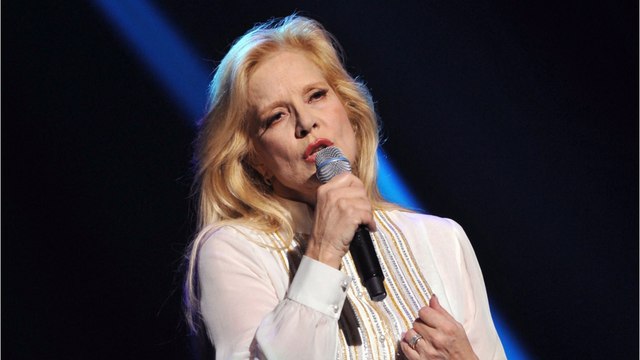 GALA VIDEO - Adieux de Sylvie Vartan : outre ses enfants et petits-enfants, une autre personne chère à son coeur était aussi présente