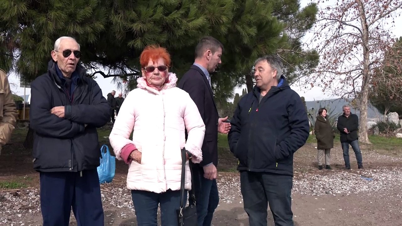 Στα κρύα νερά της Αγίας Μαρίνας η κοπή πίτας γι...