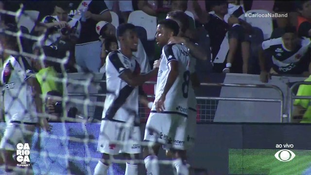 Gol do Vasco! Vegetti abre o placar após lambança do goleiro Bruno