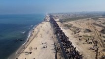 Vue du ciel, l'impressionnante colonne de déplacés palestiniens remontant vers la ville de Gaza