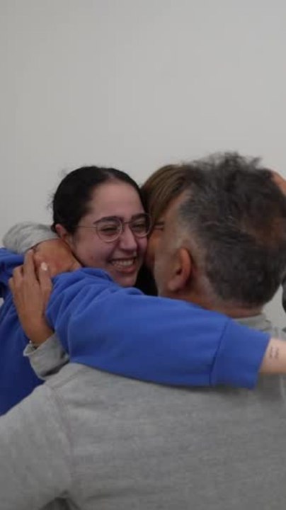 El emotivo reencuentro de las rehenes israelíes con sus familias