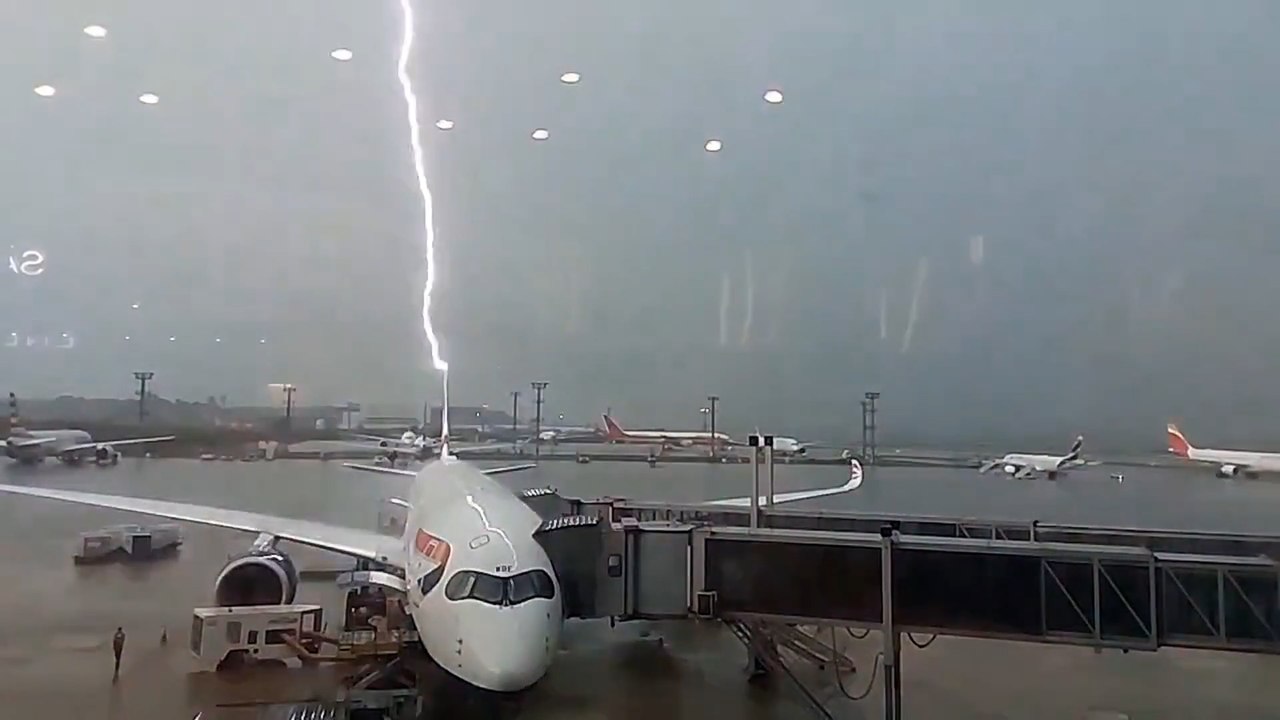 Lightning appears to strike British Airways pla...
