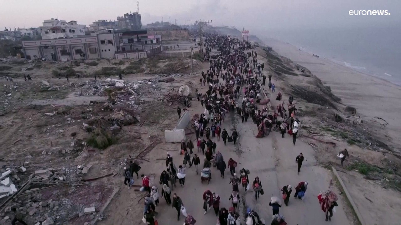 مشاهد جوية تُظهر عشرات الآلاف من الفلسطينيين يعودون إلى شمال غزة